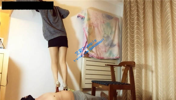 主人的脚跟扎到肚脐眼里，是不是很期待呢？