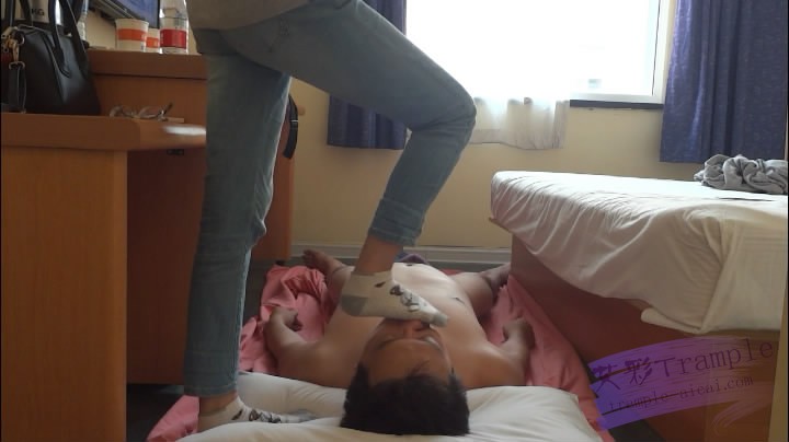 牛仔裤白棉袜踩祈祷哥的