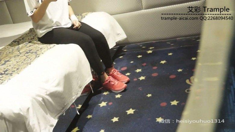 销售文员的原味旅游鞋踩踏