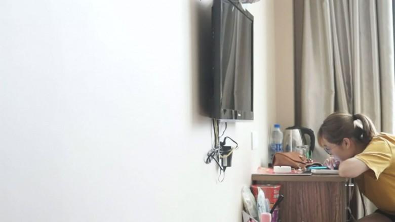 前台话务员小雨的初次裸足调教