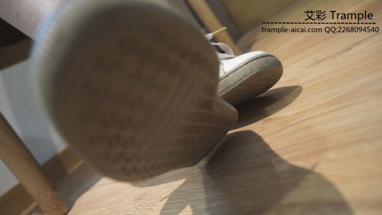 瑶瑶学生主调教狗奴舔脏鞋