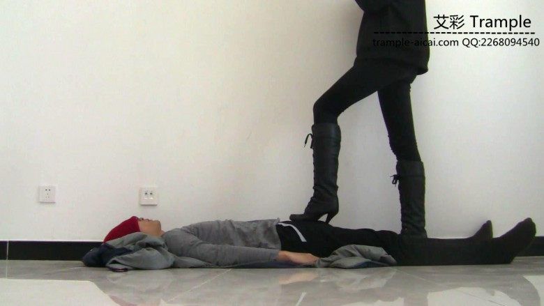 00后天使女主高跟长靴践踏贱狗，玩弄下体，全体重踩踏！