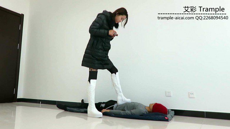 甜美媛媛女主白靴子踩踏全身！