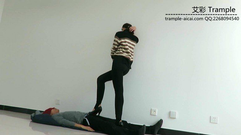 00后天使女主高跟踩踏，高跟虐踩下体！