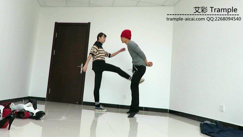 00后女主膝顶踢裆暴打小混混！