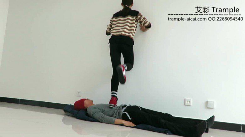 00后女主运动鞋跑踏人体软垫骑乘休息！