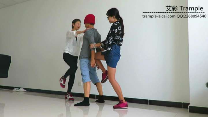 瑶主与闺蜜长靴+高跟+运动鞋玩弄贱狗！