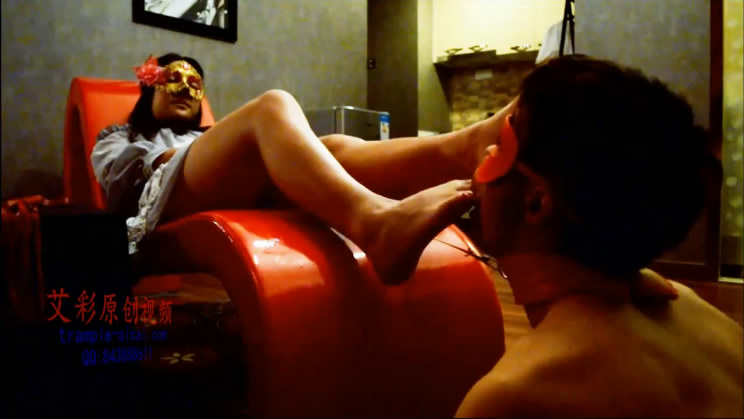 『奴隶岛』—菲菲美足强制插嘴深喉