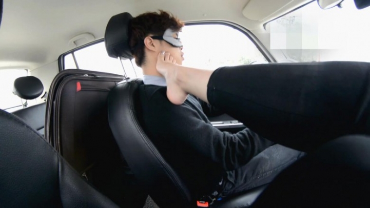 『奴隶岛』—车里的恋足游戏