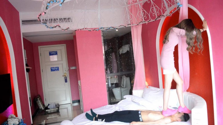 『奴隶岛』—女神运动鞋跺踩出血