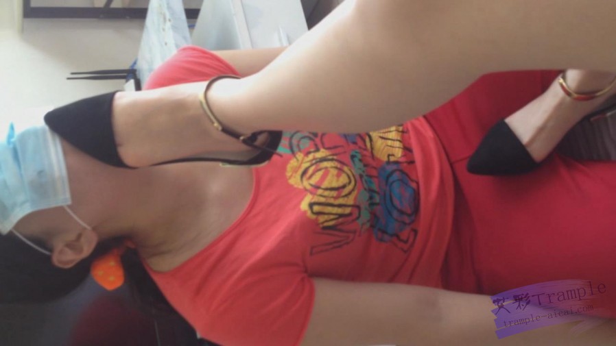 『小妮女女』01.裸足平底鞋调教母狗