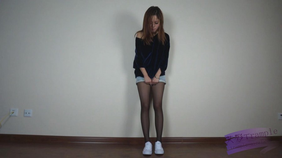 美女黑丝帆布鞋踩踏+舔裸足