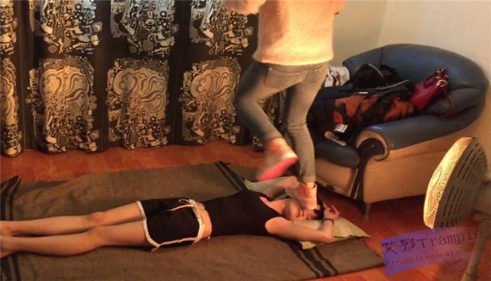 素人髒耐克玩踩女m！