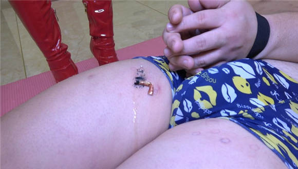 【冷柔】红靴重度踩踏，暴力踩嫩肉