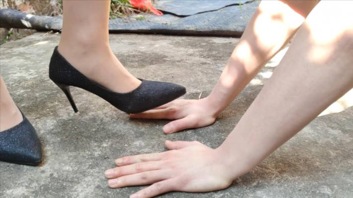 鱼爹户外踩胸和手，无视废物出血破皮