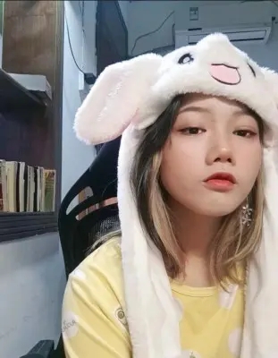 【00后蕬小乃】现实记录，黑丝恋足脚喂食