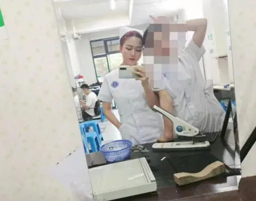 【00后蕬小乃】双人运动风格黑丝踩踏，坐脸 YC-210610-2