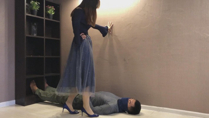 超级美女 踩踏调教 YC-220113-6