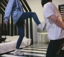 【Q月s】反绑双手运动女生重度踢踹 bf7491