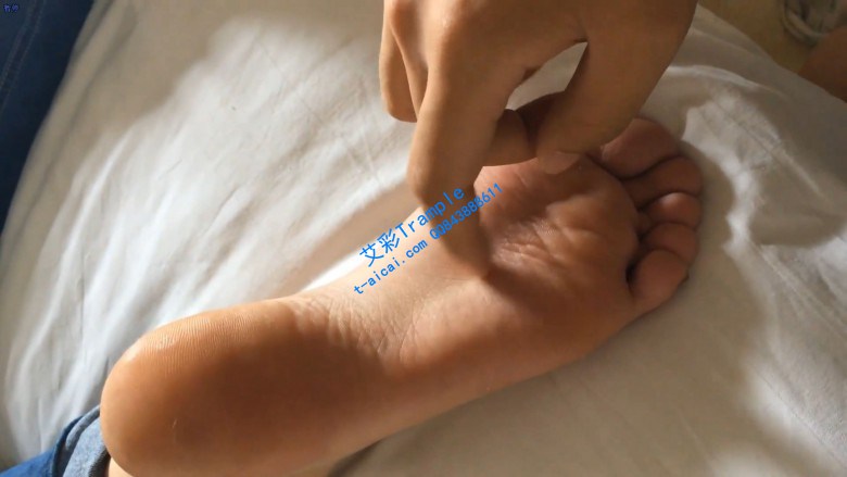 脱掉妹子脏袜子闻舔原味嫩脚