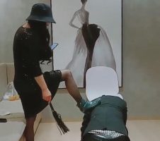 【雪妃】狗儿子舔妈妈的脚 bf10243