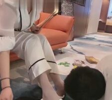 【鑫儿教头】踩踏食物喂食抖M老公 bf15551