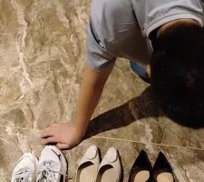 【辣妹S】长时间-双奴清理脏鞋臭袜