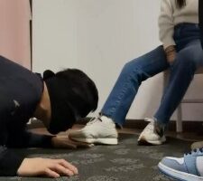 【文文文】舔素人小姐姐的脏鞋 bf22134