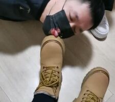 【文文文】姐妹花辱脚垫舔脏鞋底/碾头 bf25549