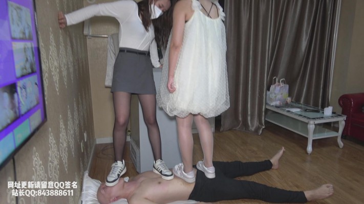 【素人S】欣欣和糖糖的双人运动鞋踩踏 YC-230331-8