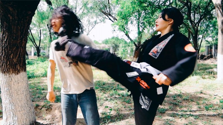 【冰时代】野外暴力踹脸踢死偷窥者冰果棍