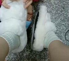 【爱可呀】母畜-毛拖鞋白袜踩/脚踩喂食/叼袜子 bf33524