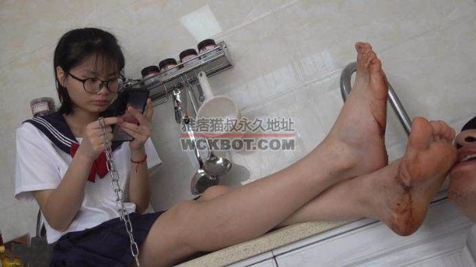 【南国原创】华妃难得露脸之作，脏脏的人字拖美脚让老师舔干净，华妃非常享受！