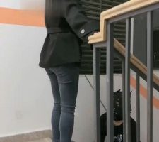 【桃幼幼】户外楼道遛狗-铆钉高跟踩踏 bf34062