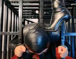 【靴嘉倪】长靴S踩踏喂食/囚禁狗笼/骑马【完整版】 bf34382