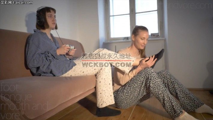 伺候室友主子打游戏！给她脱了袜子舔臭脚伺候！睡觉含着她的脚趾头