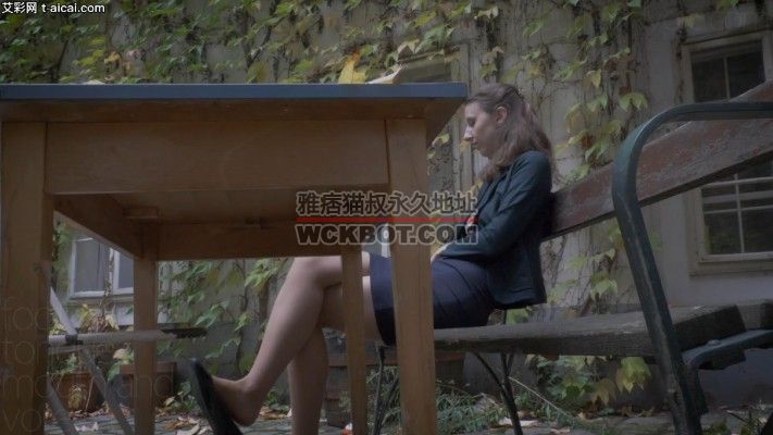 女女剧情-女孩用臭丝袜脚征服踩在脚下当了擦脚布！