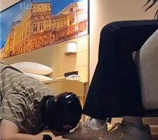 【广州上头姐妹s】跪舔小白鞋白袜/踩踏/裸足插嘴 bf37119