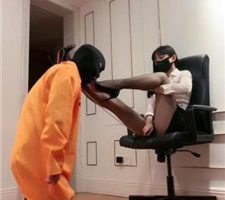 【暴力美学】内裤套头/腿绞窒息/高跟黑丝踩/提档/脚喂食 bf37584