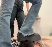 【草莓奶昔】双S牛仔胯下羞辱/连环耳光踩踏深喉【双视角版】 JS2402014-1