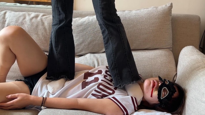 【208宿舍】女m系列：拍摄花絮之被踩吐血 YC-240802-4