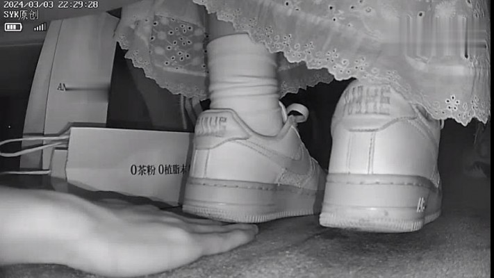 B693 – 无意识长裙软妹空军白鞋踩全手多次察觉后踩着碰手发现 bf43881