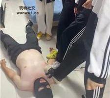 【精神小妹】多名学生素人S-群踩群虐/转胯狗爬/白袜脚捂脸窒息 bf44164