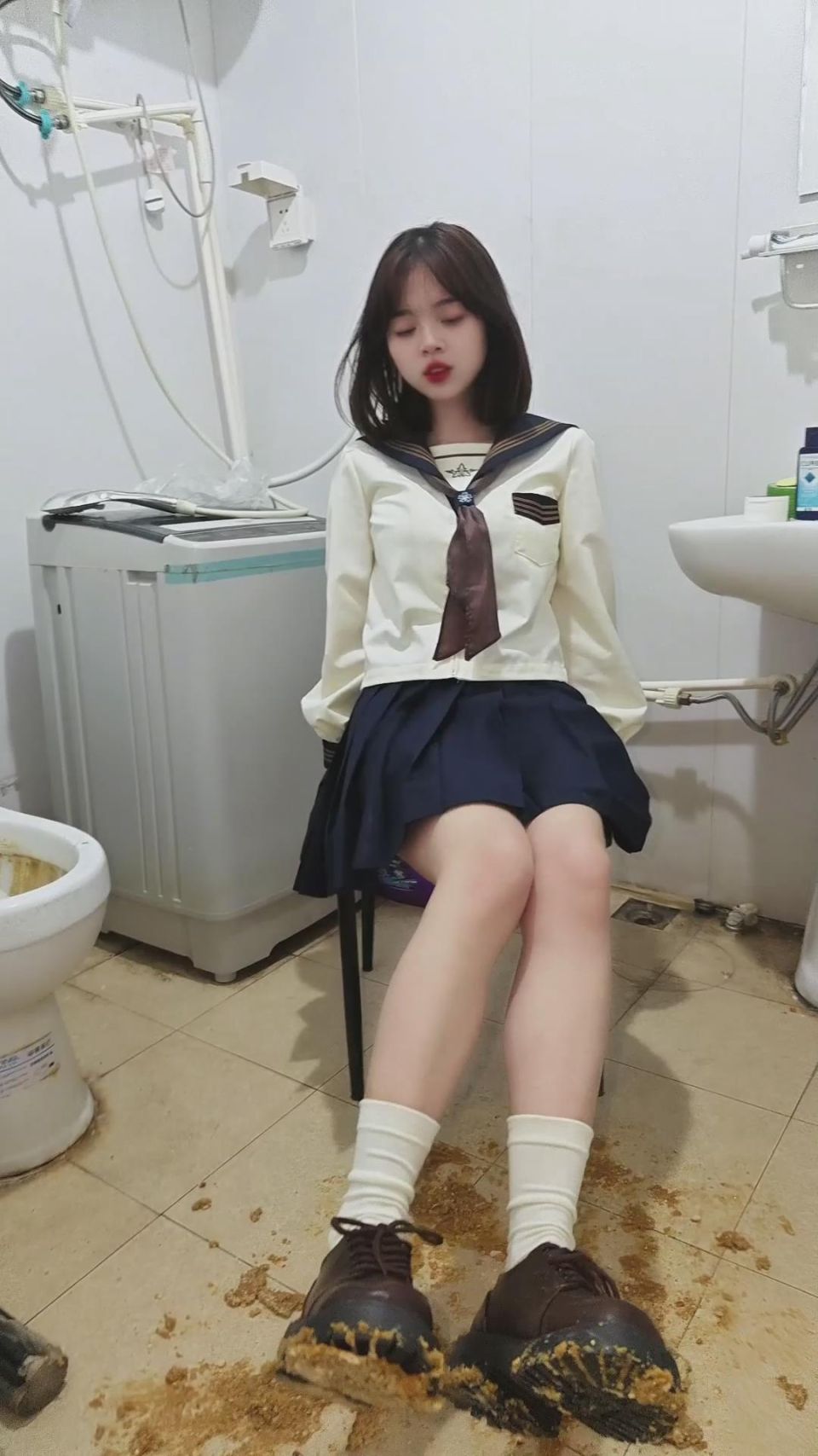 娇娇踩食物诱惑喂你吃