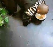 【烟雨】圈养奴脚下喂食 JS241012-11