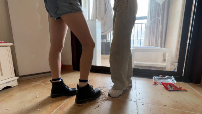 【208宿舍】两个素人妹妹踩狗粮 YC-241001-5