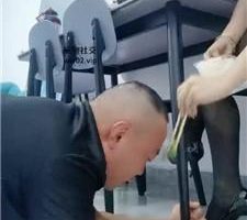 【雅迪】桌底视角-伺候主人吃饭 JS241107-4