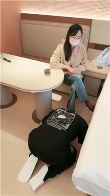 【桃子老师】高跟黑丝踩踏喂食奶狗 JS241121-21