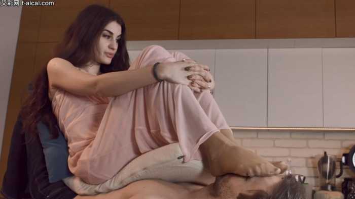 用脸给乌克兰女孩当脚垫!被乌克兰女孩Lisa踩着脸闻原味丝袜脚 JS241128~3