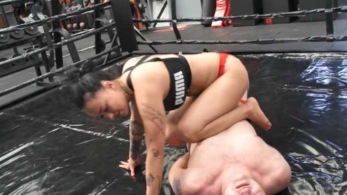 女格斗家擂台踢裆臭脚踩脸踩脖子绞杀窒息!揍趴贱男强迫闻臭鞋!O-210824-5